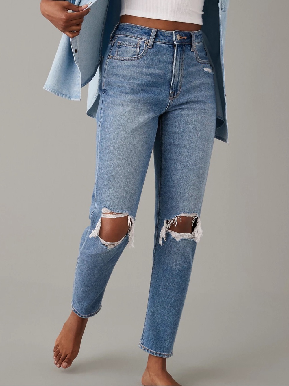 AE Ripped Mom Jean in Light Blue - American Eagle Outfitters Size 8 L